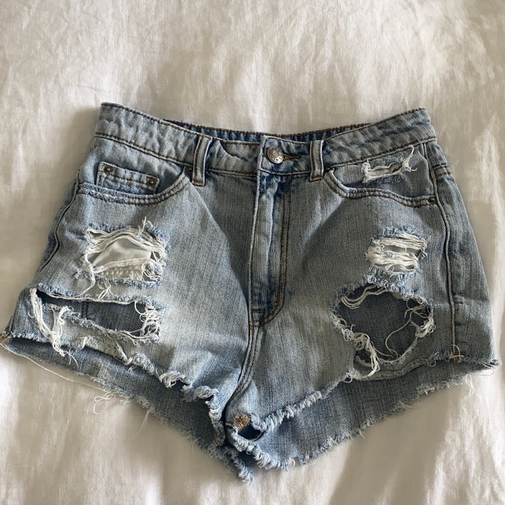 BDG distressed high waist cut off denim shorts 🌟